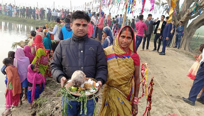 Photo of चैती छठ पर्वको मुख्य दिन सझिया घाट अस्ताउदो सुर्यलाई अर्घ दिई