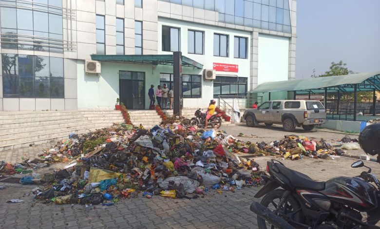 Photo of नेपाल टेलिकम क्षेत्रिय कार्यालय वीरगंजमा महानगरले फोहोर थुपारे (भिडियो सहित)